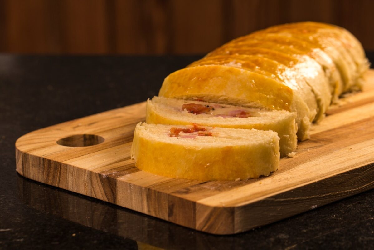Rocambole de Massa de Pastel é Uma Receita Fácil e Deliciosa da Família