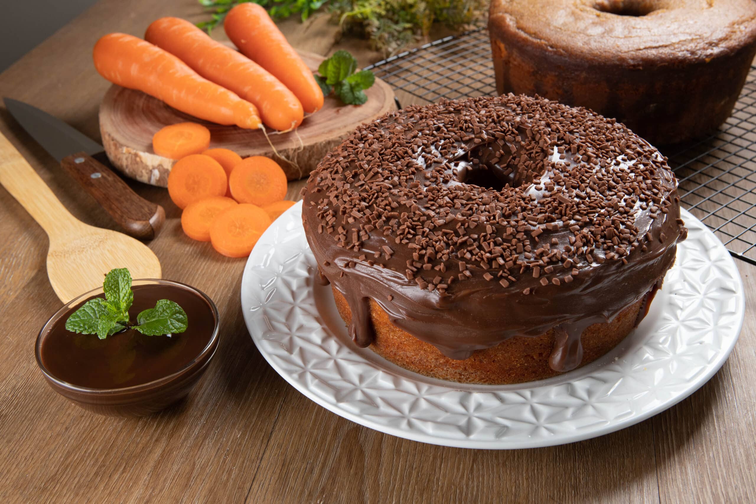 Olha esse Bolo de Cenoura com Calda de Chocolate