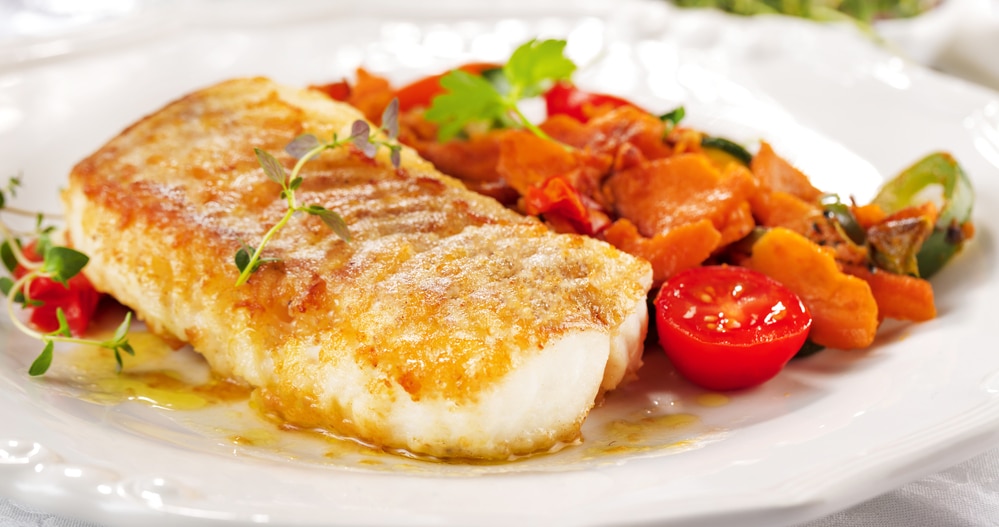 Tilápia grelhada com molho de alcaparras divinamente delicioso