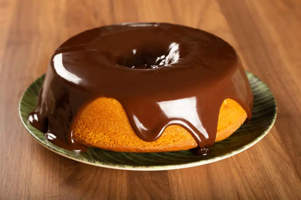Sedução de Sabores Bolo de Cenoura com Cobertura Tentadora de Chocolate