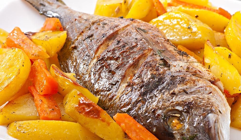 Peixe recheado no forno com batatas