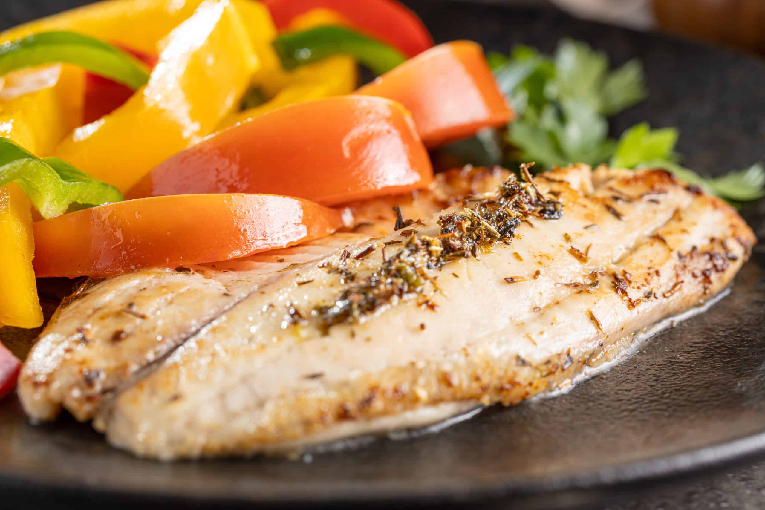 Sabores Vibrantes: Filé de Tilápia Grelhada com Especiarias e Pimentões Coloridos