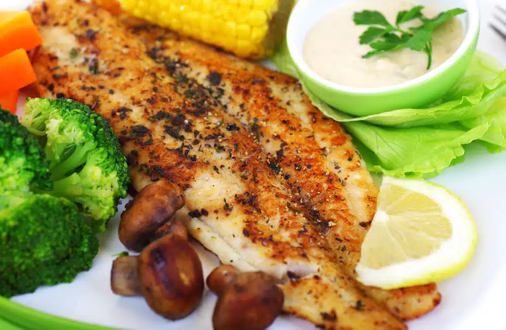 Filé de Tilápia Grelhado com Deliciosos Legumes no Vapor