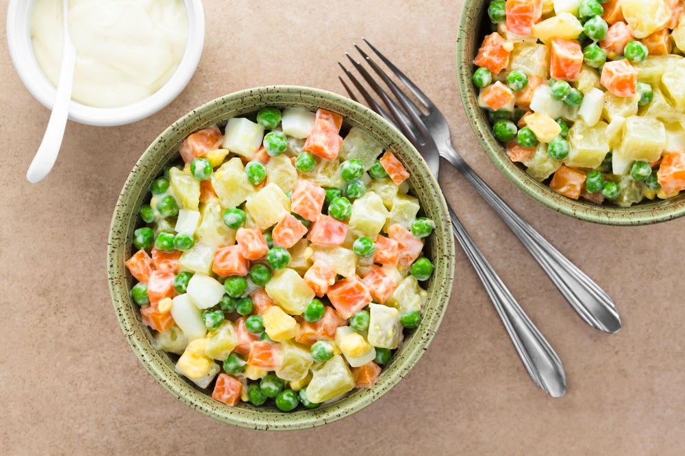 Salada Olivier Renovada Uma Frescura Vegetariana de Batata Cenoura Ervilha e Ovos