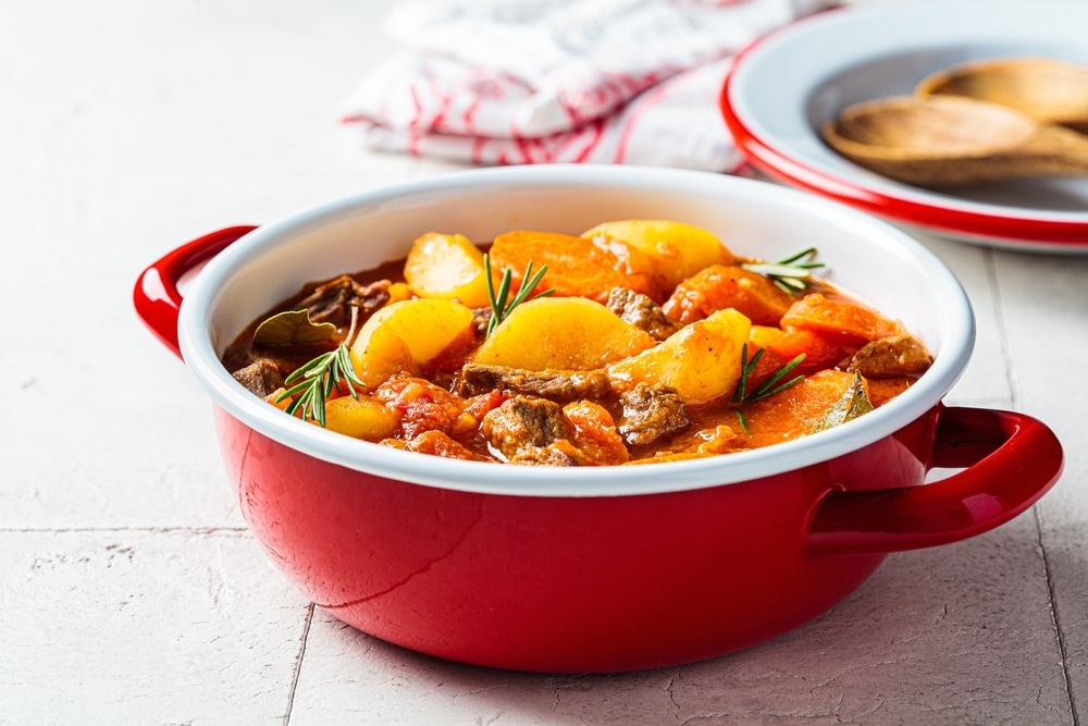 Receitas Fáceis Ensopado de Carne com Batatas e Cenouras em Molho de Tomate