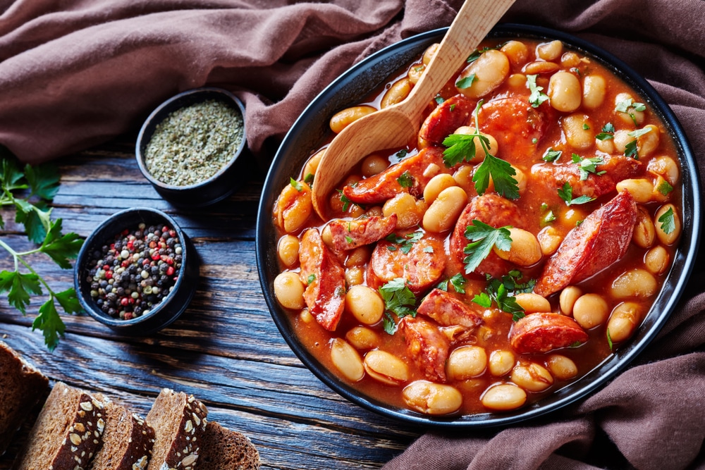 Ensopado de Feijão com Linguiças: Uma Sinfonia de Sabores e Conforto