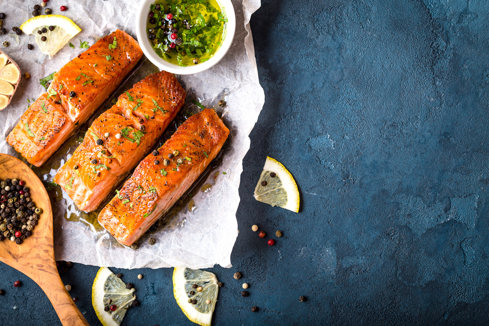 Salmão ao forno com molho de manteiga e limão fácil e saboroso