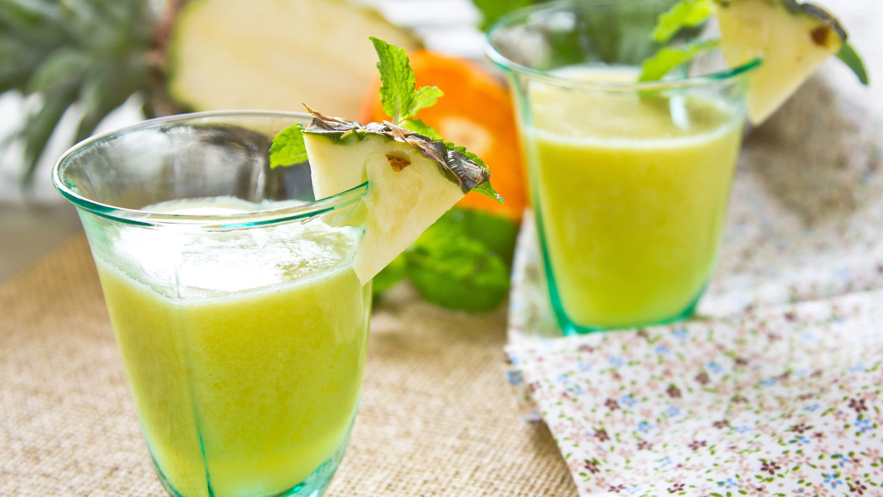 Como Preparar um Suco de Abacaxi com Hortelã Natural e Refrescante