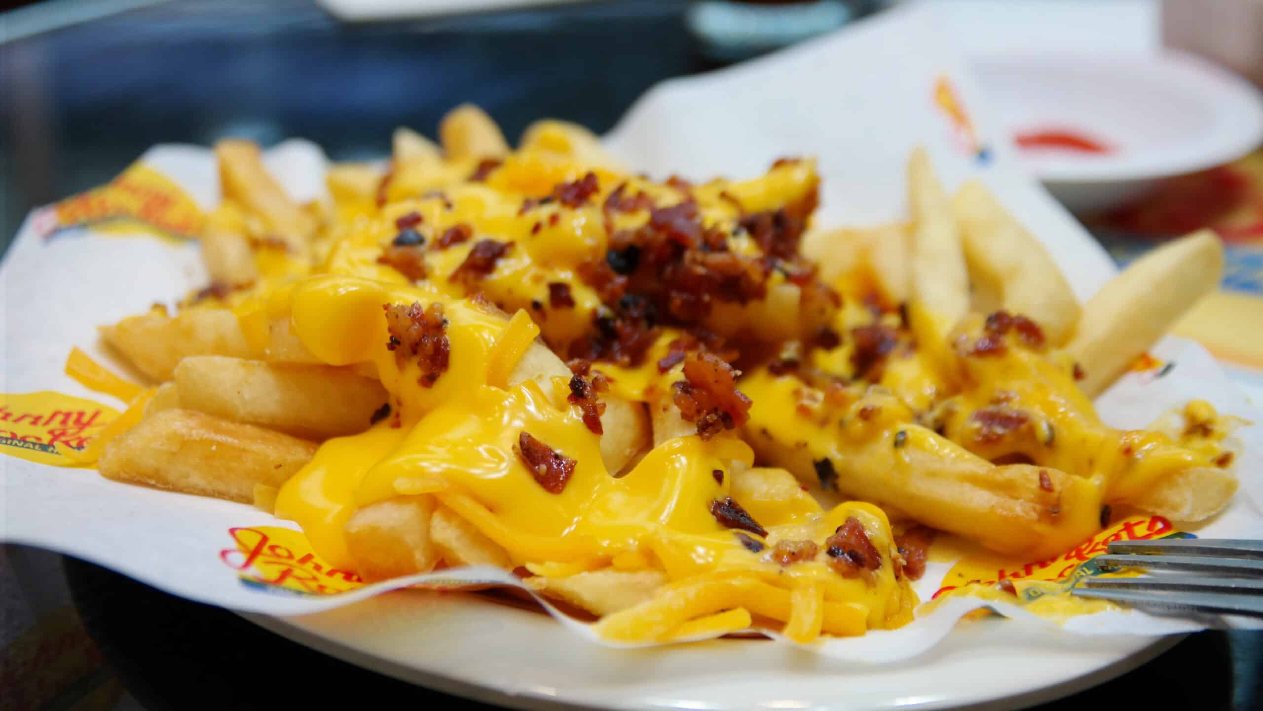 Batatas Fritas com Queijo Cheddar e Pedaços Crocantes de Bacon