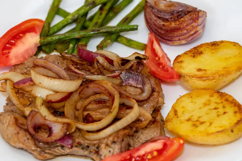 Bife Acebolado: Sabor Intenso em uma Receita de 15 Minutos para Transformar suas Refeições!