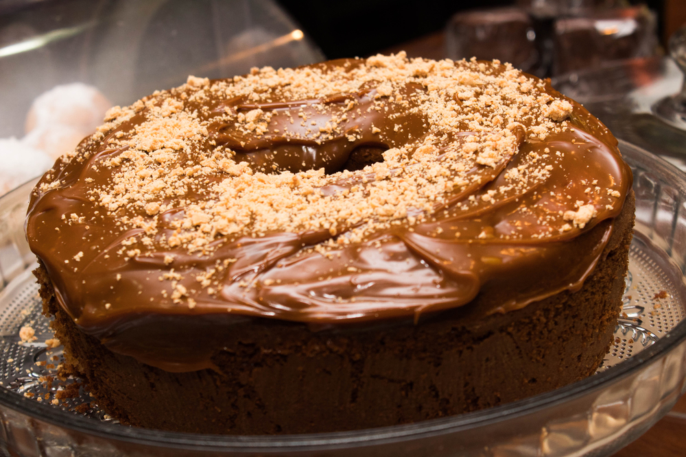 Bolo de paçoca com doce de leite muito fácil de fazer e delicioso