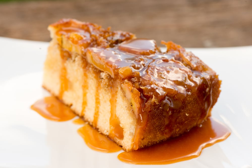 Torta de Banana com Coco e Caramelo: A Doçura do Paraíso em Cada Garfada!