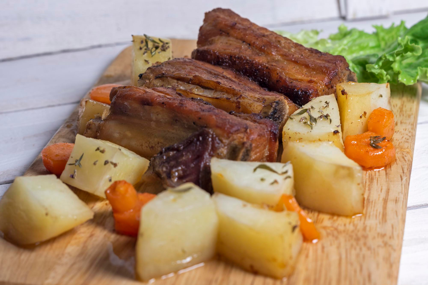 Costela com Batatas e Agrião - Freepik