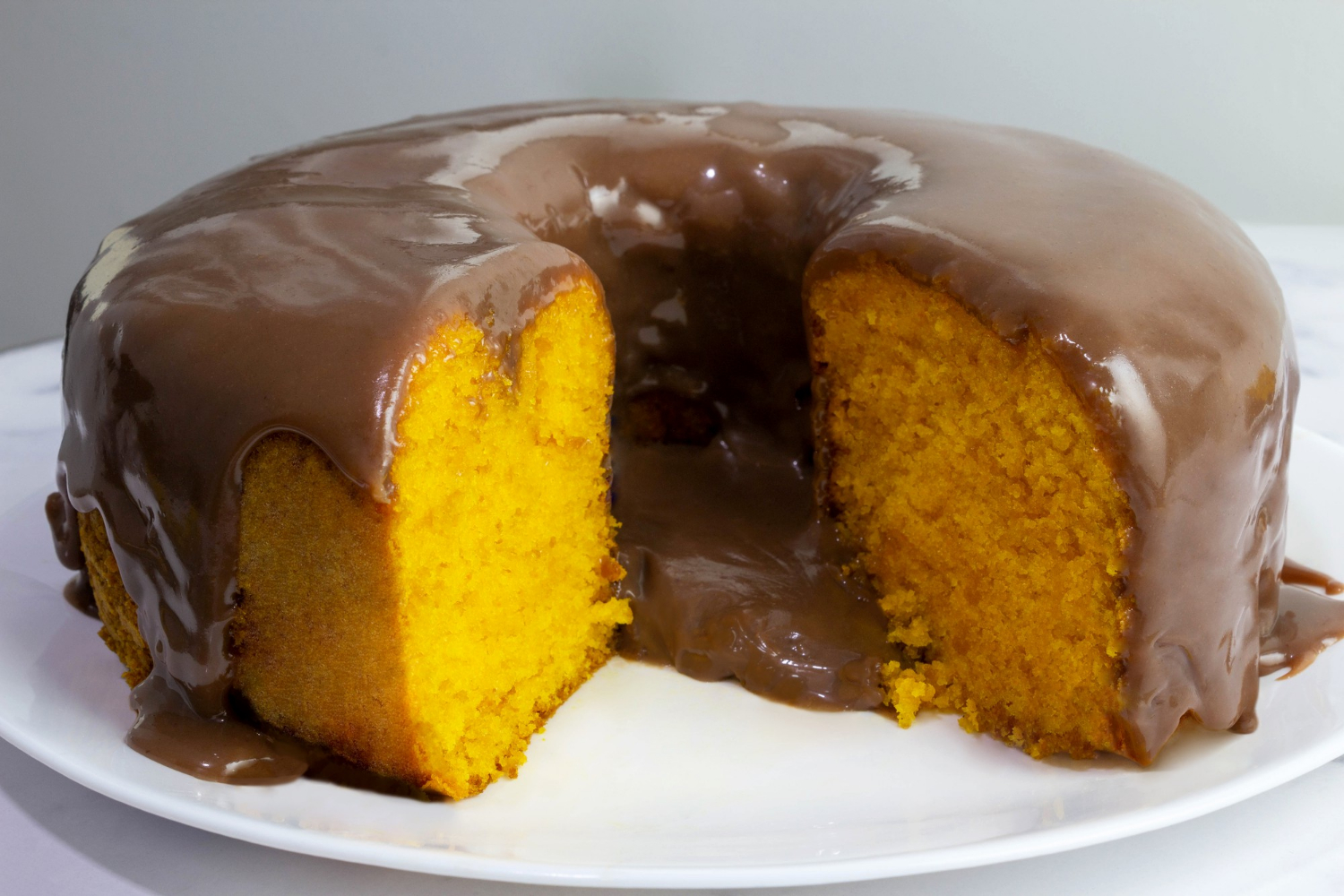 Receita Rápida de Bolo de Cenoura com Chocolate Cremoso