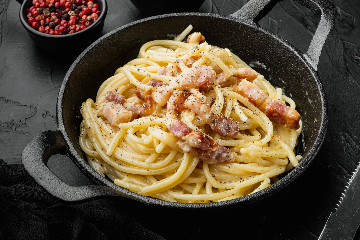 Macarrão à Carbonara Tradicional com Poucos Ingredientes