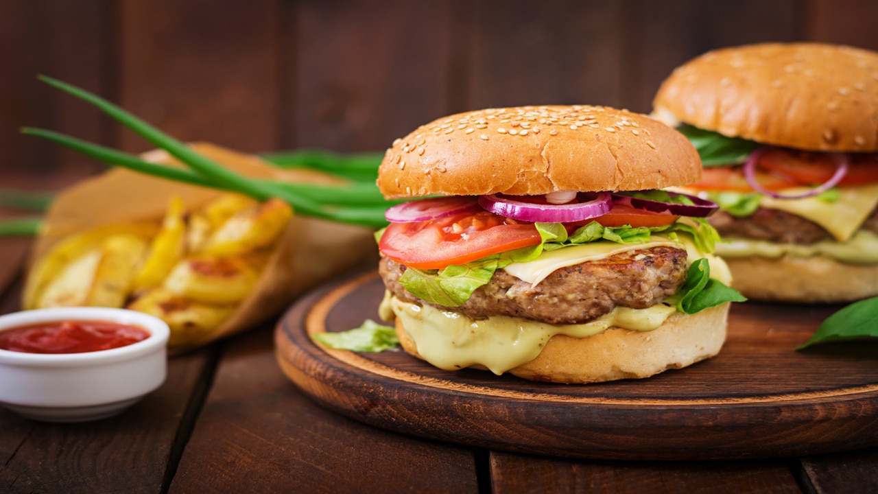 Hambúrguer Caseiro de Carne Suculenta com Queijo Tomate e Cebola Roxa Irresistível