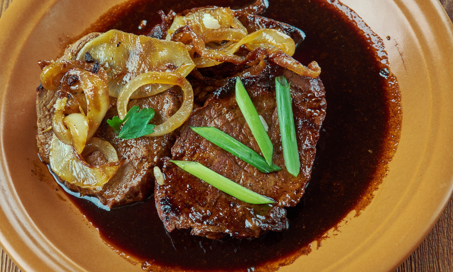 Faça o Melhor Bife Acebolado da Sua Vida com Esta Receita