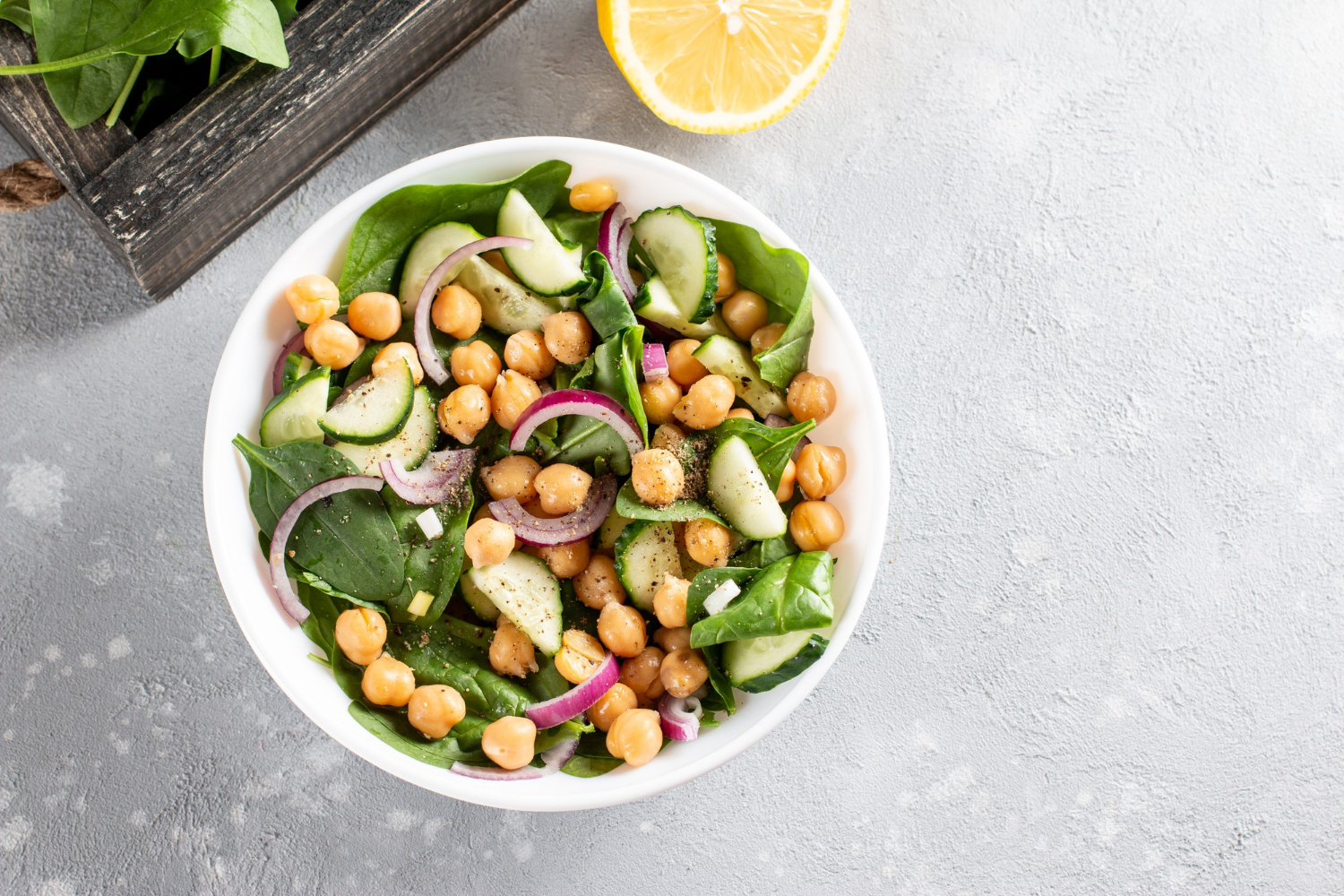 A Melhor Salada de Grão de Bico com Legumes e Azeite