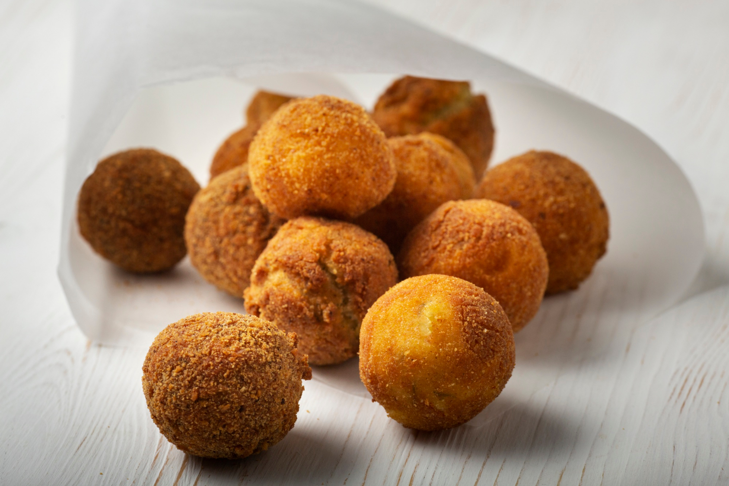 Bolinha de Queijo Cremosa com Muçarela derretida