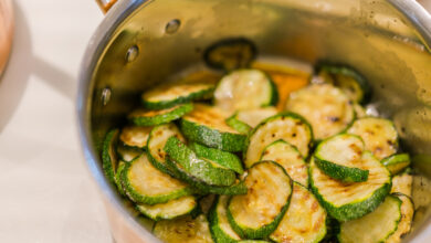 Abobrinha refogada simples, leve e temperada com alho e azeite. Receita rápida e saudável para o dia a dia. Clique no link!