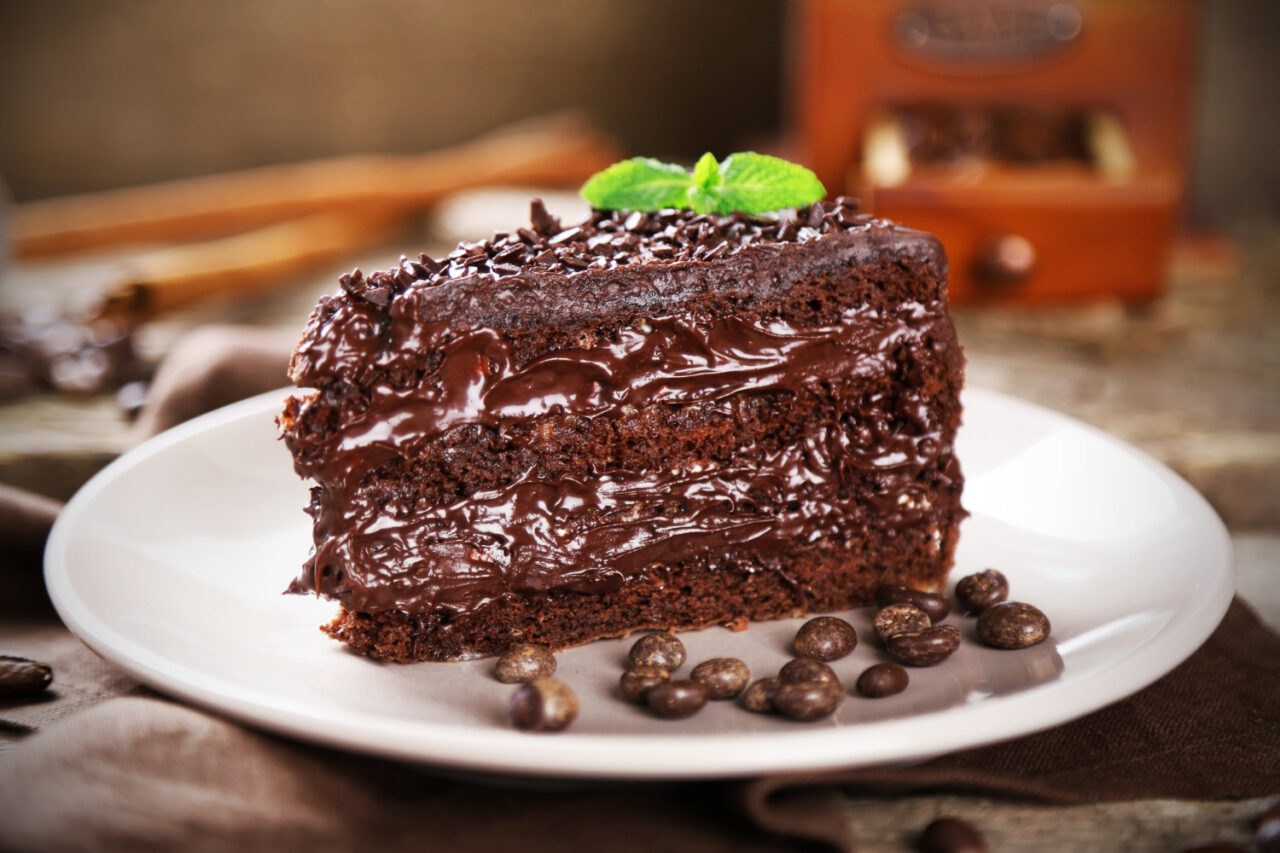 Como Fazer Bolo de Chocolate com Água Quente Perfeito!