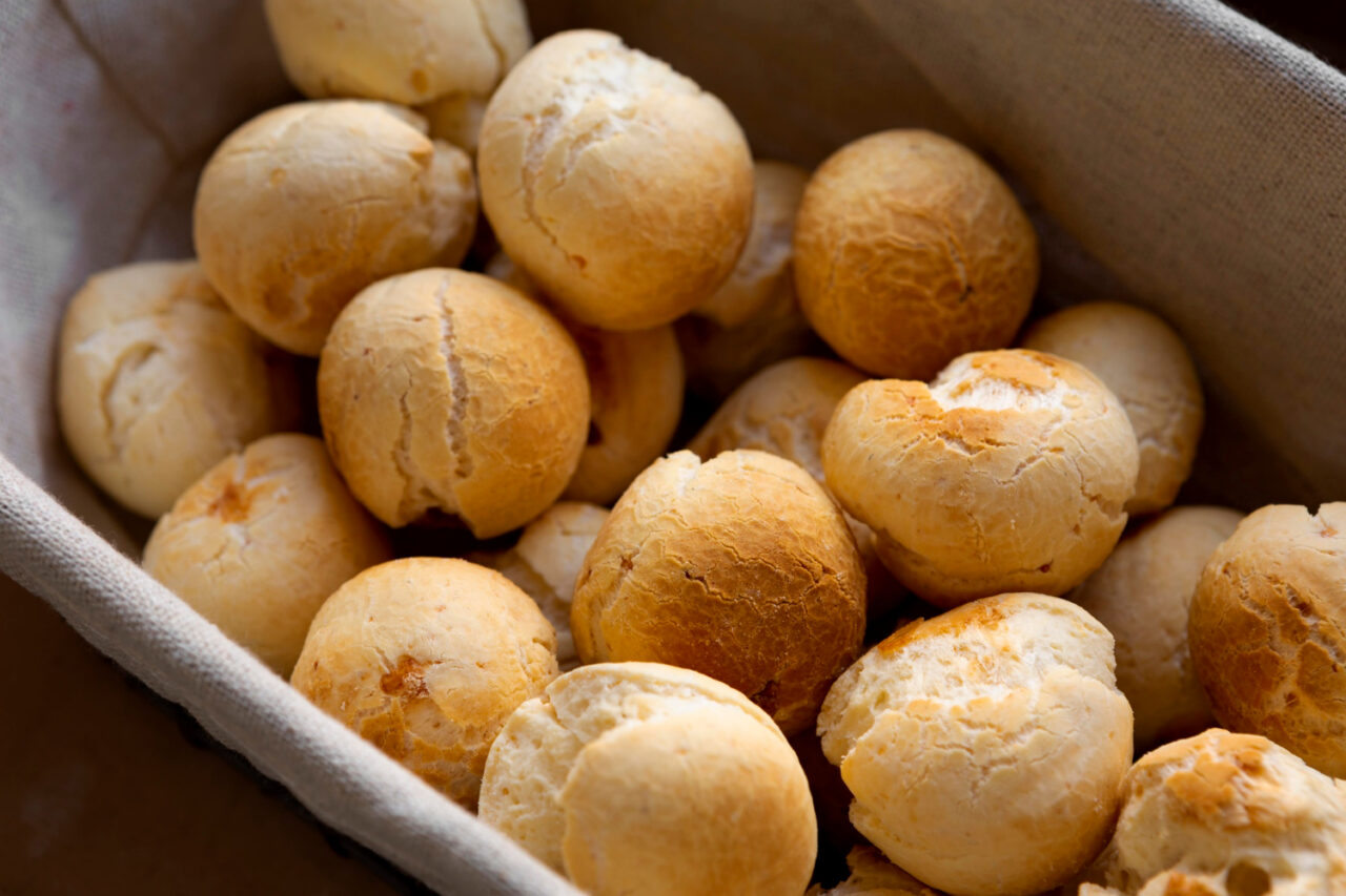Receita de Pão de Queijo Mineiro com 5 Ingredientes