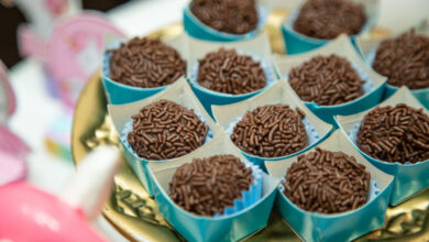 Brigadeiros sem leite fáceis e gostosos com gostinho de infância adaptada