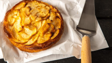 Bolo de maçã fofinho, úmido e perfumado com canela e sabor de casa de vó