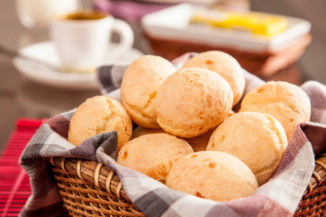 Como Fazer Pão de Queijo Caseiro Macio e Crocante!