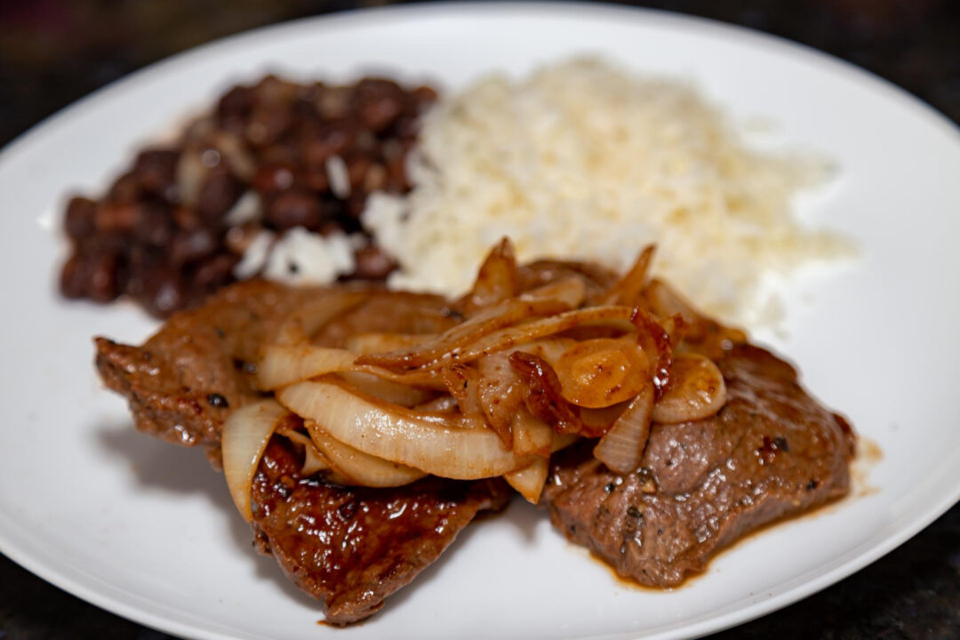 Faça o Melhor Bife Acebolado da Sua Vida com Esta Receita