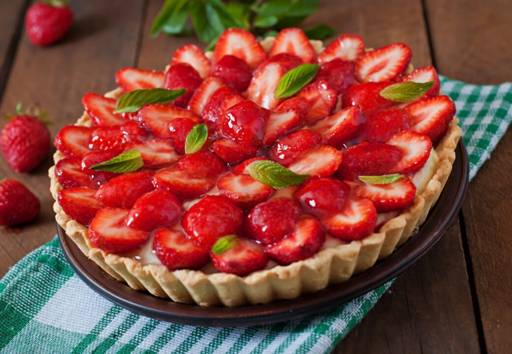 Receita de Torta de Morango com Base Crocante!