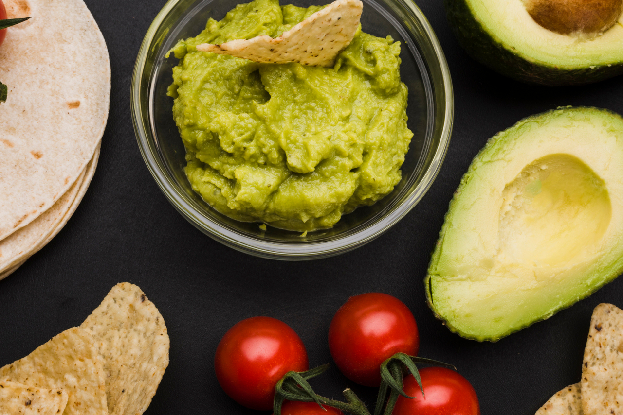 Guacamole tradicional refrescante e perfeito para petiscos e entradas