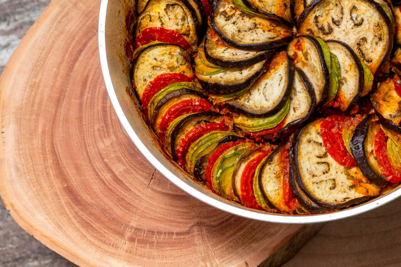 Ratatouille colorido leve e perfeito como acompanhamento saudável