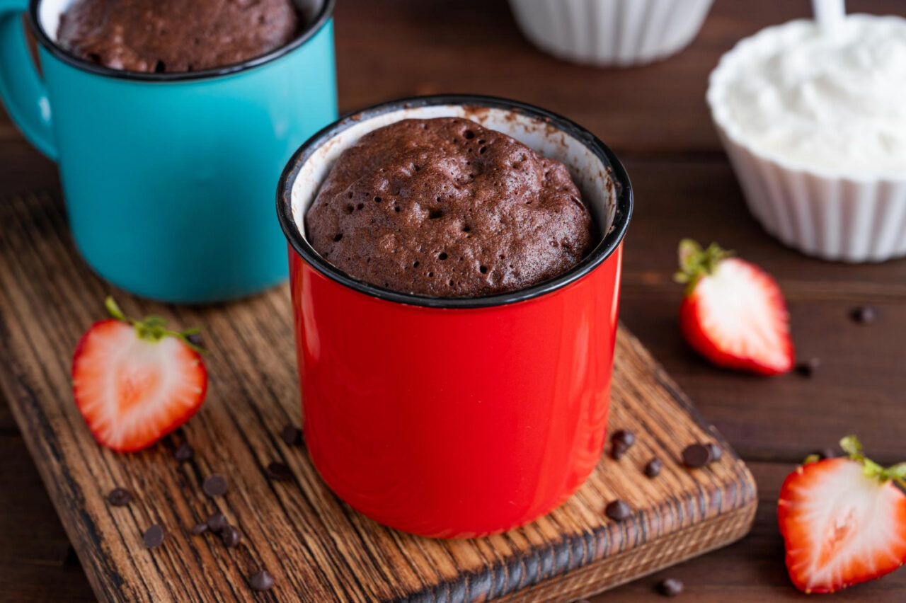 Bolo de caneca micro ondas sem ovo que salva a vontade de doce na hora