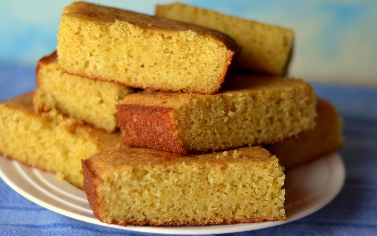 Bolo de aipim cozido que lembra café na varanda e sabor de roça