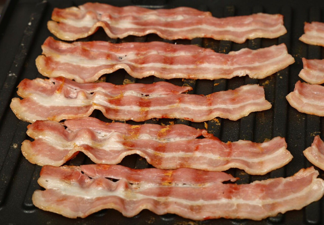 Bacon assado crocante e sequinho com muito sabor e menos sujeira