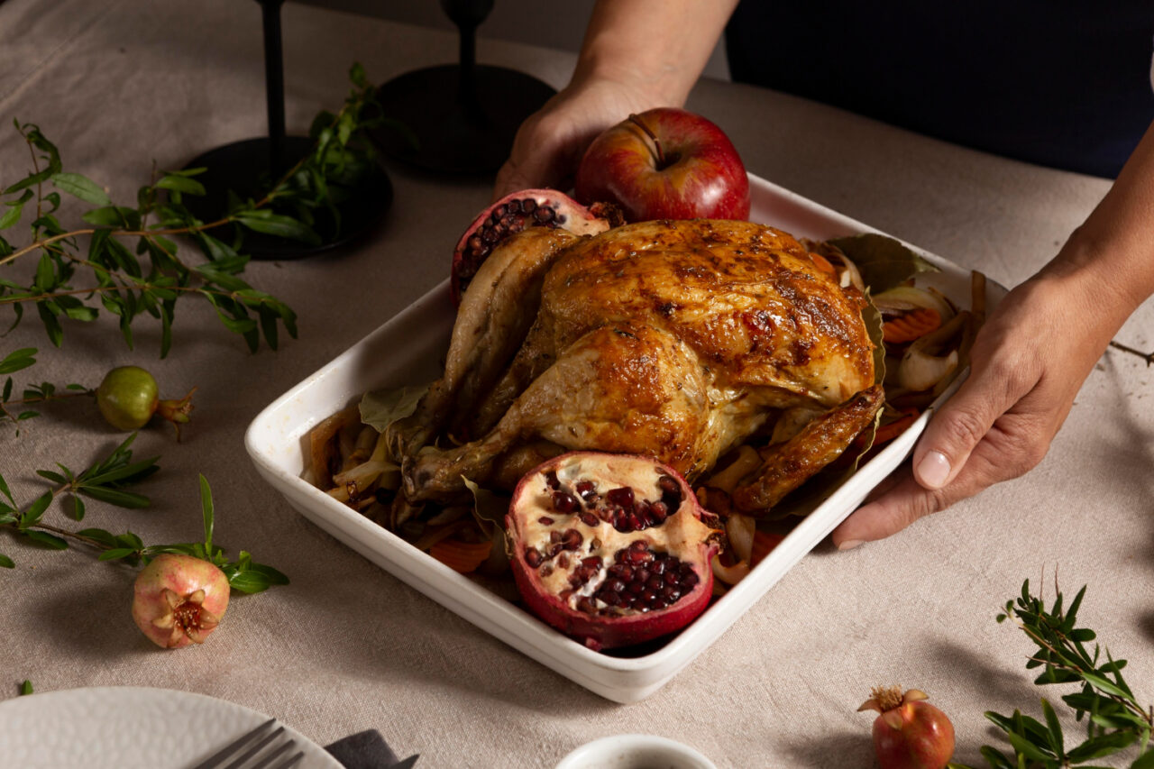 Como fazer um frango assado suculento com pele crocante e sabor irresistível