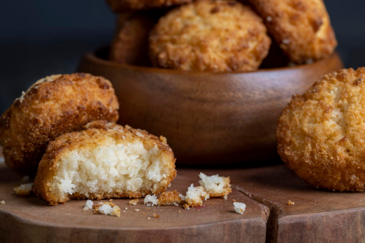Receita de bolinho de arroz com sabor de reaproveitamento e carinho de mãe