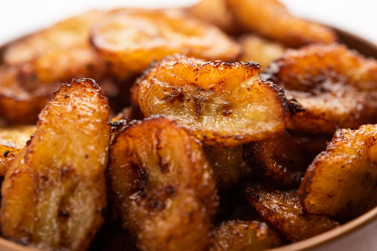 Banana da terra caramelizada que derrete na boca e lembra sobremesa de mãe