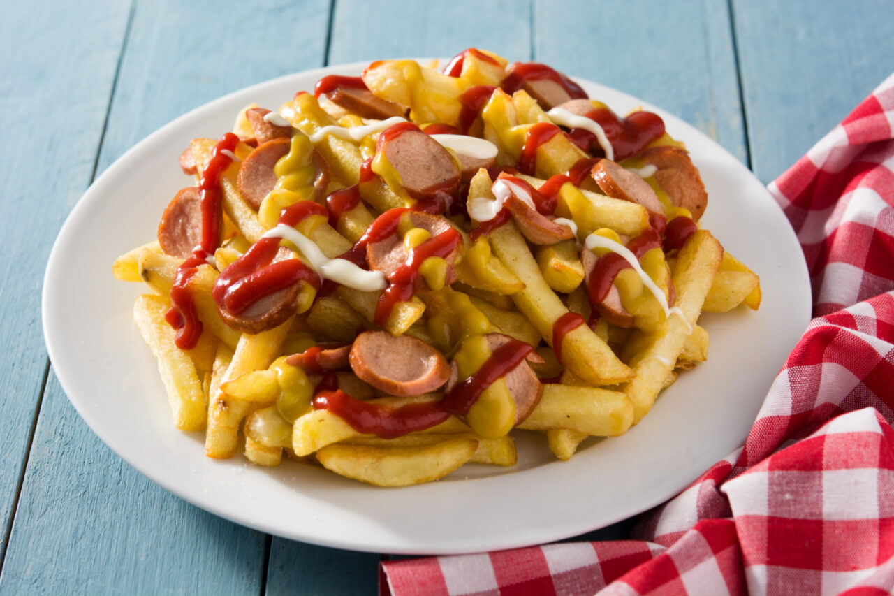 Batatas fritas com calabresa crocantes e cheias de sabor de boteco