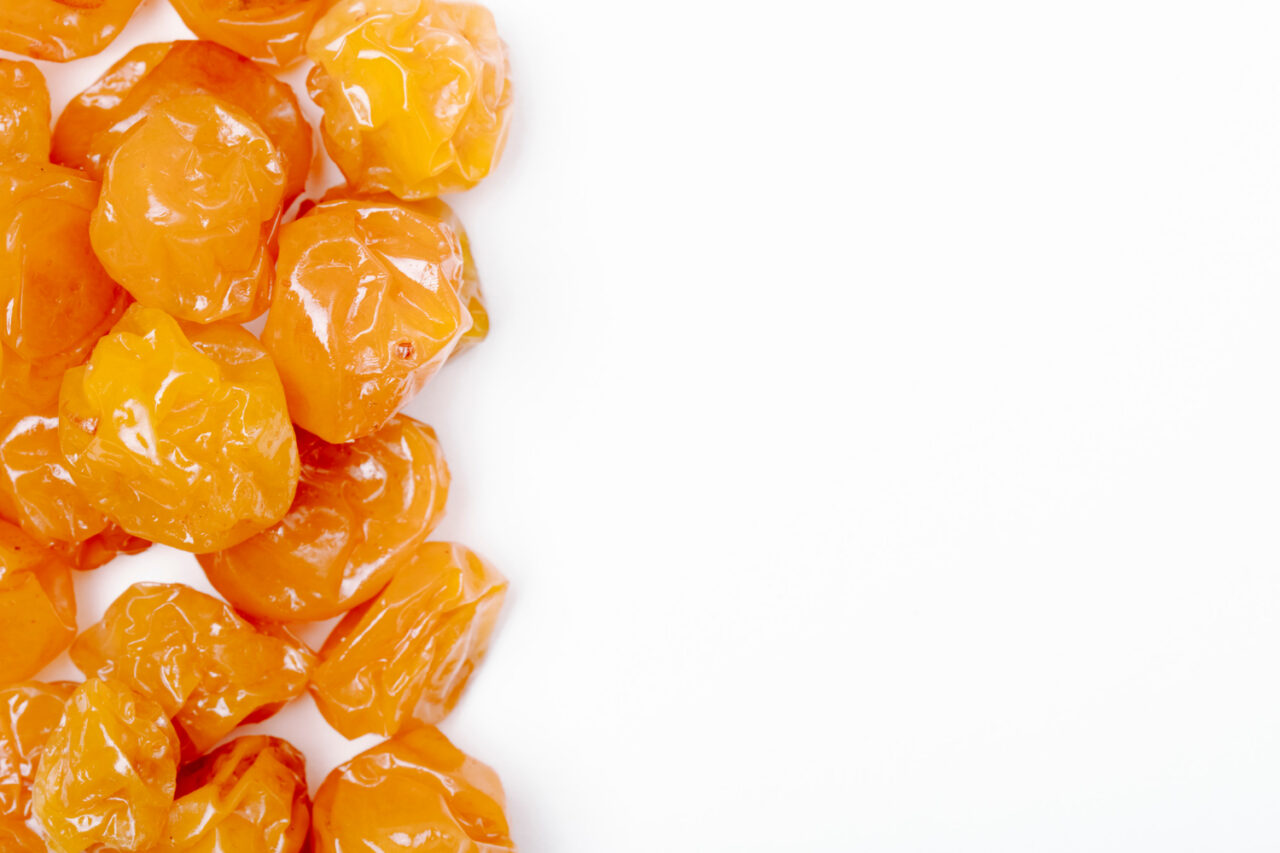 Balas de coco caramelizadas com crocância por fora e maciez por dentro