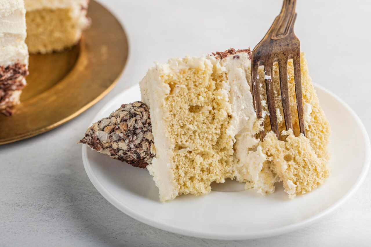 Bolo de baunilha da vovó que perfuma a casa com sabor de aconchego