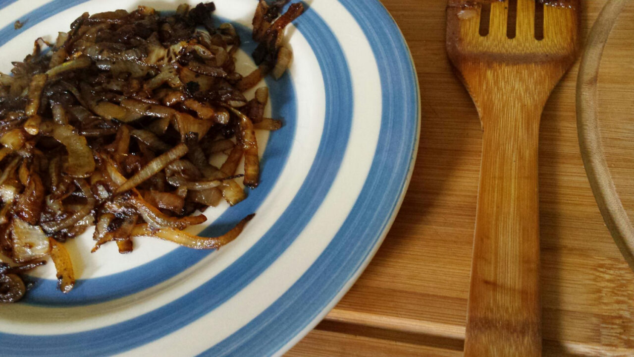 Cebola caramelizada com açúcar que dá um toque especial a qualquer prato