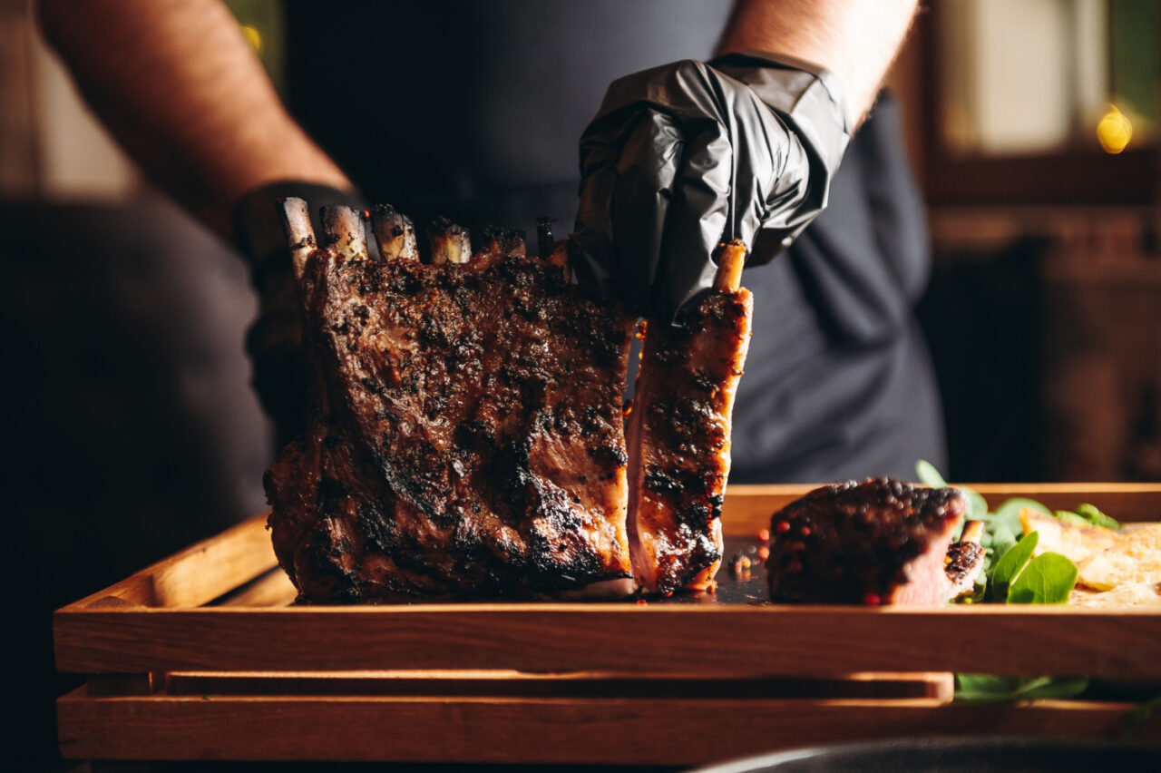 Costela assada suculenta que desmancha na boca igual à do churrasco de domingo