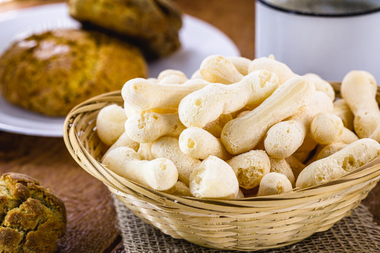 Biscoito de polvilho assado fácil e rápido com sabor de lanche de infância