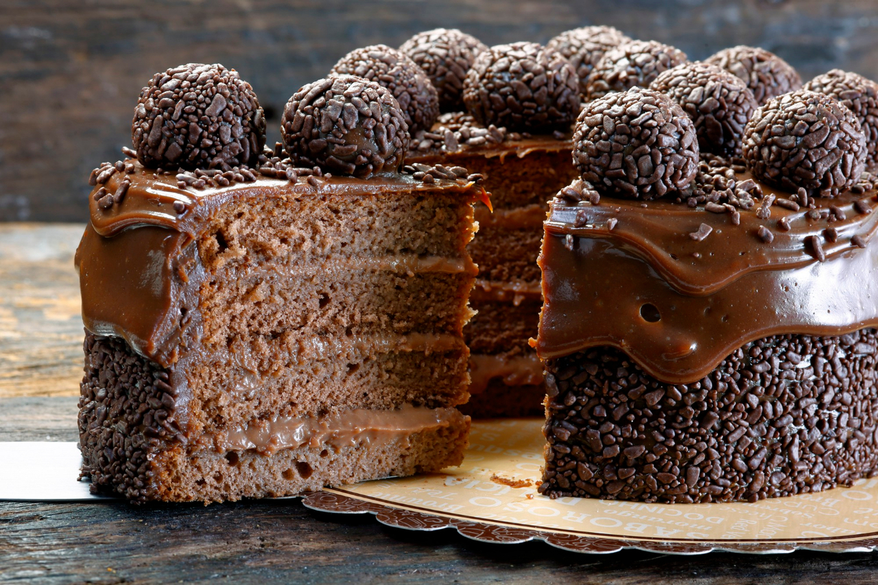 Bolo chocolate com recheio de leite condensado igual de aniversário de infância