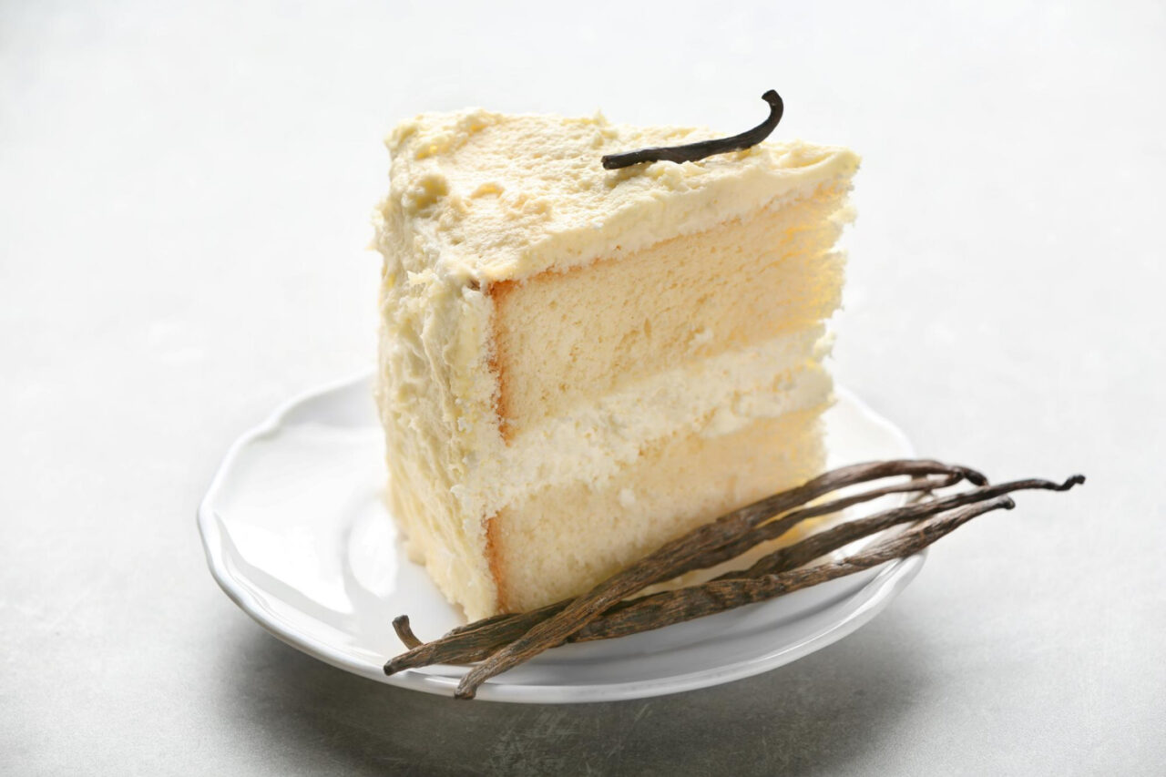 Bolo de baunilha da vovó com casquinha dourada e aroma de infância