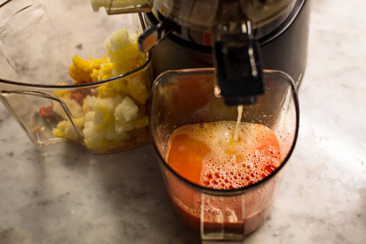 Suco de maçã no liquidificador com gostinho de infância e saúde na jarra
