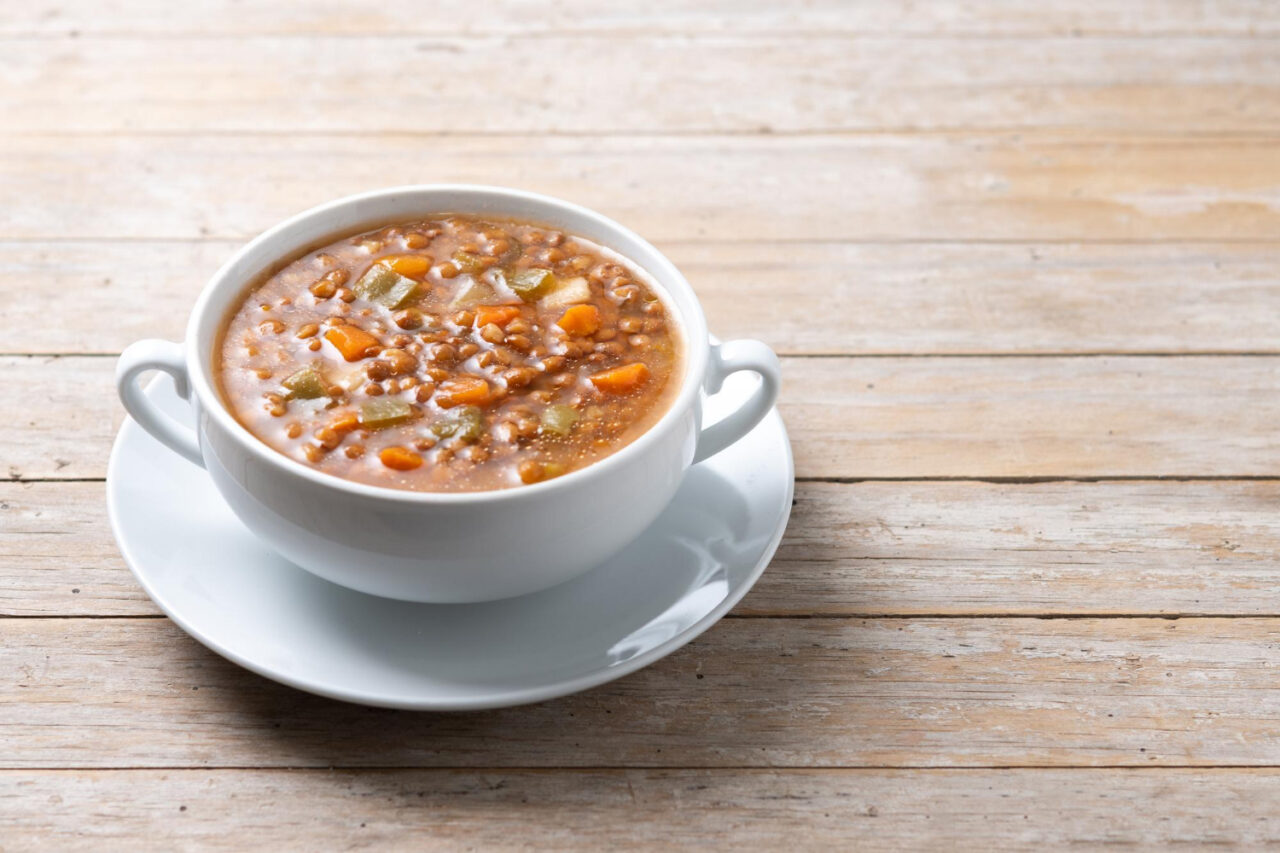 Sopa de feijão no liquidificador com gosto de casa e aconchego de mãe