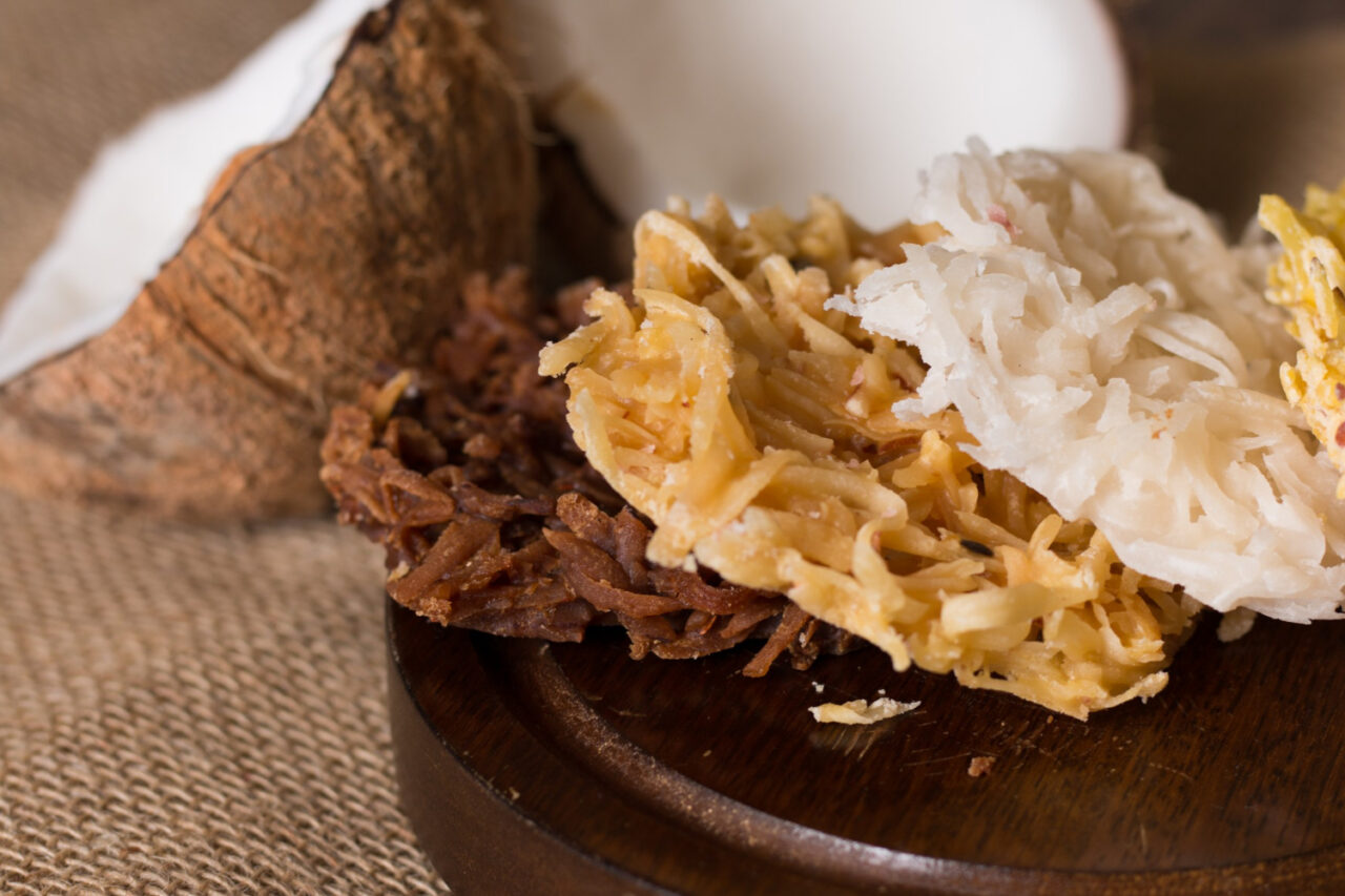 Cocada de coco fresco com sabor de infância e cheirinho de festa junina